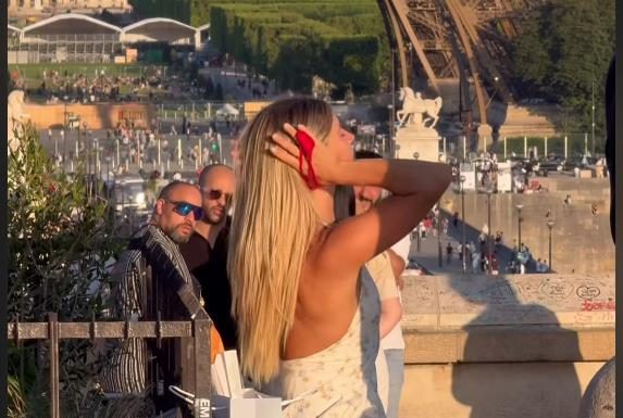 Usred bela dana i bez trunke zadrške: Influenserka skinula donji veš pred prolaznicima, a njen sledeći potez izazvao je talas zgražavanja.(VIDEO)