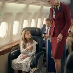 Stjuardesa je izjavila da obrok „nije namenjen nekome poput nje“ — ali potez deteta koji je usledio zauvek je promenio jednu aviokompaniju.