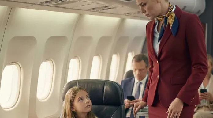 Stjuardesa je izjavila da obrok „nije namenjen nekome poput nje“ — ali potez deteta koji je usledio zauvek je promenio jednu aviokompaniju.