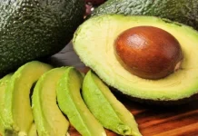 Kupili ste tvrd avokado? Isprobajte ovaj trik koji će ga brzo učiniti mekanim i spremnim za pripremu paste. 🥑