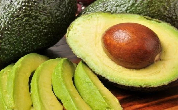 Kupili ste tvrd avokado? Isprobajte ovaj trik koji će ga brzo učiniti mekanim i spremnim za pripremu paste. 🥑