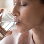 „Počnite dan čašom vode: Promena je mala, ali efekti na zdravlje su ogromni“