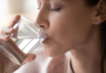 „Počnite dan čašom vode: Promena je mala, ali efekti na zdravlje su ogromni“