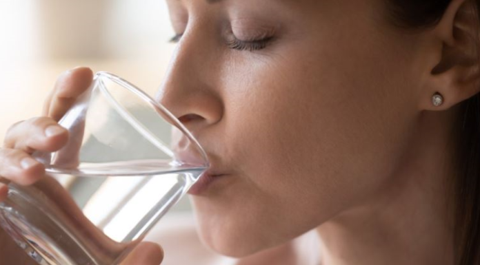 „Počnite dan čašom vode: Promena je mala, ali efekti na zdravlje su ogromni“