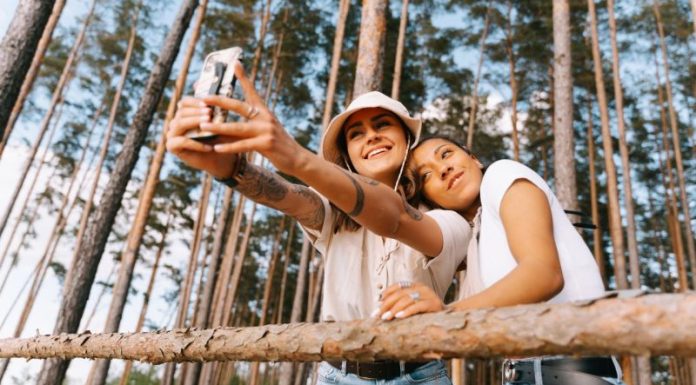 Psiholozi otkrili: Šta stoji iza potrebe da ljudi stalno objavljuju svaki detalj svog života na društvenim mrežama?