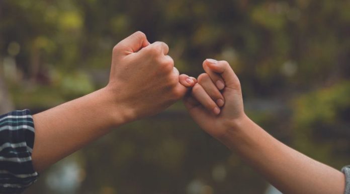 Kako prepoznati da vas zauzeta žena želi: 5 jasnih znakova