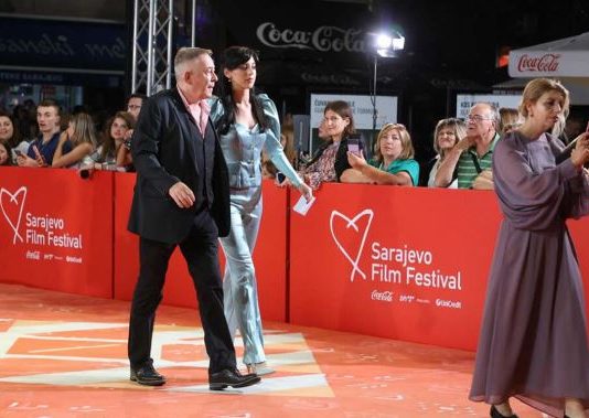 Mima ostavio bivšu dva dana pred svadbu, sada ljubi 35 godina mlađu: U 71. godini njihova veza i dalje puni komšiluk pričama