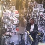EVO KAKO IZGLEDA UHAPŠENI ZA UBISTVO STARCA NA NOVOM BEOGRADUPosle ubistva penzionera osumnjičeni ukrao odeću u butiku i pretukao radnika