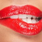 Kad žena grize usnu dok te gleda, poruka je jasna: evo šta svaki muškarac treba da zna.