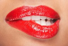 Kad žena grize usnu dok te gleda, poruka je jasna: evo šta svaki muškarac treba da zna.