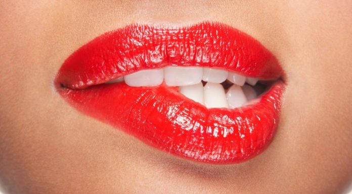 Kad žena grize usnu dok te gleda, poruka je jasna: evo šta svaki muškarac treba da zna.