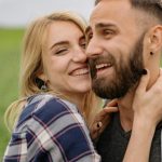 Pet razloga zbog kojih mlađe žene često biraju starije muškarce