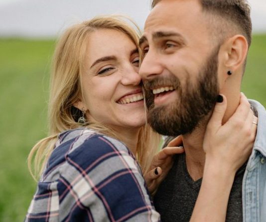 Pet razloga zbog kojih mlađe žene često biraju starije muškarce