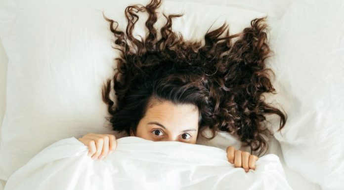 Ako vam žena tvrdi da prije vas nije imala nijednog partnera, postoje određeni znakovi koji mogu pobuditi sumnju. Evo kako možete prepoznati neke od njih.