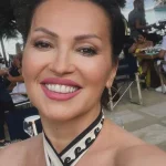 “U ŠESTOJ DECENIJI IZGLEDA BOMBA!” Pevačica zapalila mreže vrelim fotografijama iz bazena (FOTO)