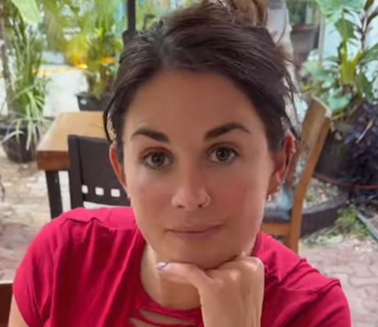 **Šokantno priznanje bivše stjuardese: Hotelske orgije, intimni odnosi u kokpitu i nepristojne ponude koje putnici nikada nisu smjeli saznati**