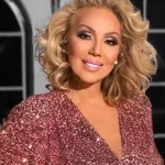 Lepa Brena ponovo privukla pažnju: Rukom krije međunožje i grudi (FOTO)
